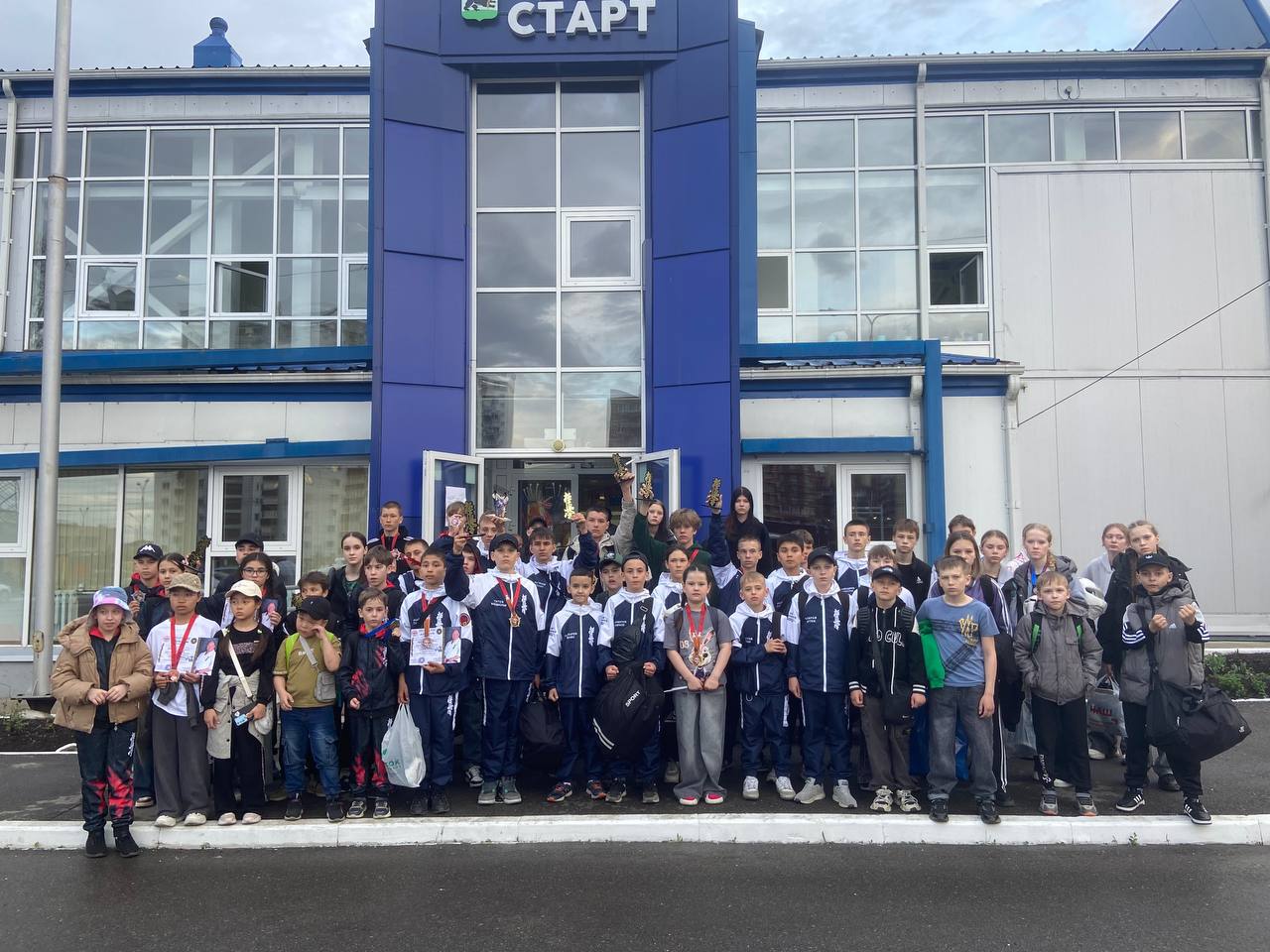 Атлеты Забайкалья завоевали 42 медали в Иркутске В Иркутске состоялся ежегодный межрегиональный турнир «Путь Оямы», в котором от Федерации Киокушин Забайкальского края выступили 49 спортсменов. По итогам соревнований забайкальцы завоевали 15 золотых, 18 серебряных и 9 бронзовых медалей. «42 медали – это отражение усердного труда, настойчивости и преданности нашему делу. Мы считаем это достойным достижением. Каждый из вас проявил стойкость и мужество на татами, и я горжусь тем, как вы справились с нагрузкой и продемонстрировали свои навыки. Поздравляем наших спортсменов и их инструкторов», - отметили тренеры Киокушин Забайкальского края во время соревнований. Федерация приглашает желающих на свои занятия в Чите, Борзе и Краснокаменске. Подписывайтесь: