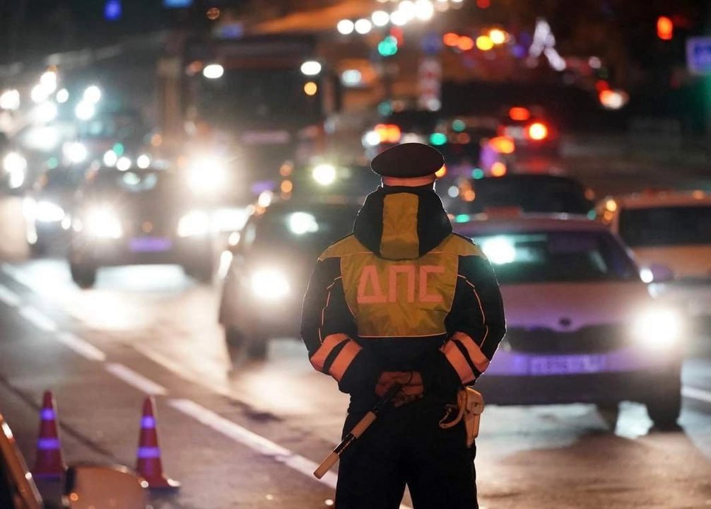 В новогодние праздники пройдут проверки автомобилистов на трезвость  Полицейские будут останавливать максимальное количество автомобилей и проводить процедуру. Затем – перемещаться на новый участок и повторять действия.