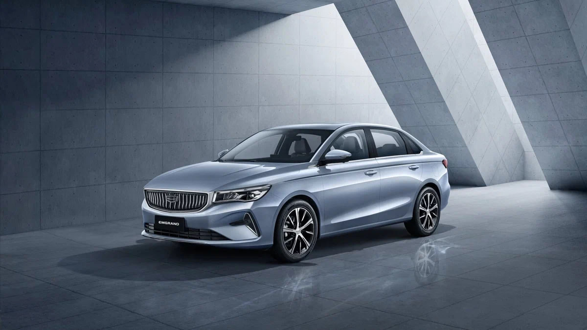 Седан Geely Emgrand ушёл с российского рынка В представительстве Geely Журналу Авто ру заявили что новые поставки текущего поколения Эмгранда из Китая не планируются Заменой стал седан Belgee S50 белорусского производства поступивший в продажу осенью этого года Ранее по аналогичному сценарию были выведены дорестайлинговый Coolray вместо него предлагается Belgee X50 и Atlas Pro Belgee X70 Журнал Авто ру online