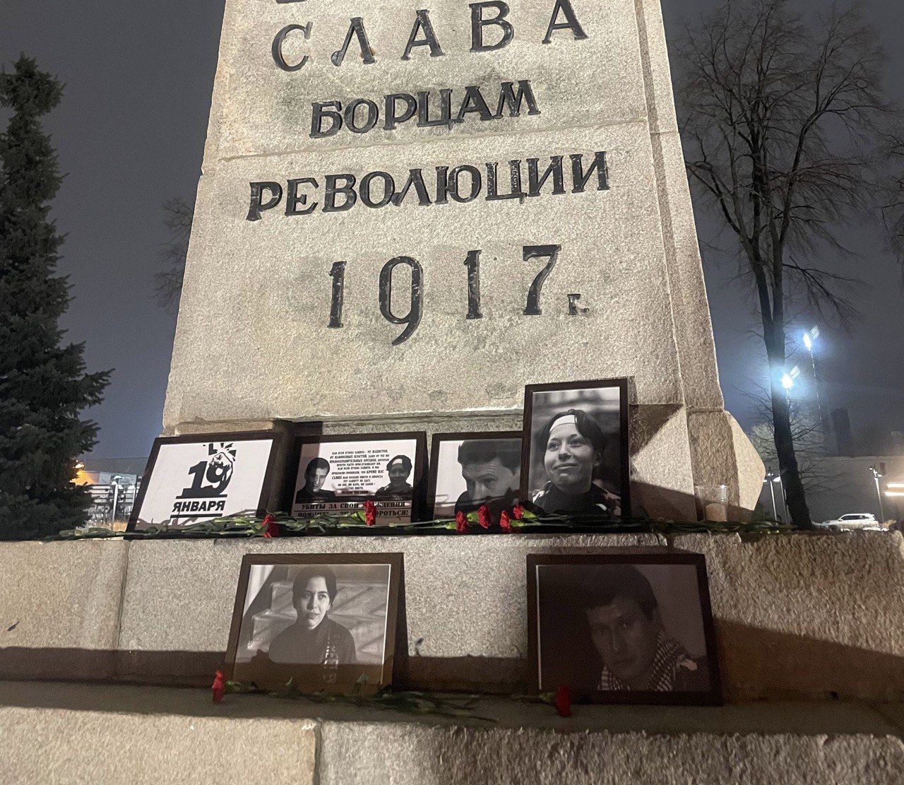 Полиция отпустила задержанных на мероприятии в память о Бабуровой и Маркелове Активисты принесли цветы и фотографии к обелиску в Самаре Самарская полиция 19 января отпустила задержанных на акции памяти убитых адвоката Станислава Маркелова и журналистки Новой газеты Анастасии Бабуровой Их застрелил 17 лет назад в центре Москвы лидер Боевой организации русских националистов признана террористической её деятельность запрещена Никита Тихонов Вчера вечером в Самаре активисты возложили цветы у обелиска Борцам революции 1917 года рядом с фотографиями Маркелова и Бабуровой Участников акции Григория Оганезова Дениса Белоусова и одного несовершеннолетнего задержали около 19 40 Троих человек отвезли в 4 й отдел полиции Там они пробыли около двух часов после чего полицейские отпустили всех без составления протоколов Акция 19 января является не только всероссийской но и международной В этот день вспоминают всех тех кто погиб от рук неонацистов В Самаре акция проходит традиционно с 2010 года Как пояснил Григорий Оганезов полицейские напомнили активистам о ковидных ограничениях и попросили дать пояснения по поводу памятного мероприятия По факту это было профилактическое мероприятие рассказал активист По его словам подобные акции являются проявлением коллективного действия и солидарности в нынешней ситуации потому что без этого невозможно чего либо добиться