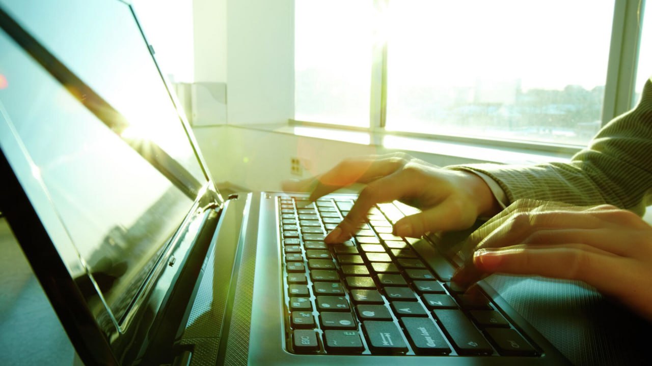 Мошенники крадут данные через демонстрацию экрана смартфона МВД России предупредило о новой схеме мошенничества при которой злоумышленники получают доступ к конфиденциальной информации с помощью функции демонстрации экрана В процессе они требуют показать личные переписки настройки конфиденциальности и активные сеансы в приложениях что позволяет им перехватить доступ к аккаунтам и банковским счетам До этого стало известно что мошенники начали обманывать россиян предлагая активировать подарочные карты Для этого они могут притворяться представителями известных компаний Подписывайтесь на