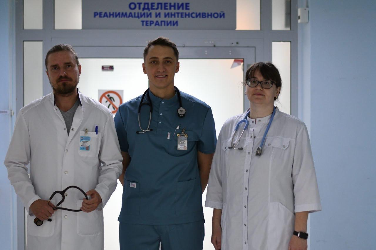 Пациентку, у которой остановилось сердце на 15 минут, спасли врачи Кузбасского кардиодиспансера  Причина тяжёлого состояния – тромб в лёгочной артерии. Женщина стало плохо: появилась одышка, снизилось давление. Врачи реанимировали пациентку и растоворили свёрток крови специальным препаратом.     Вести-Кузбасс   Новости
