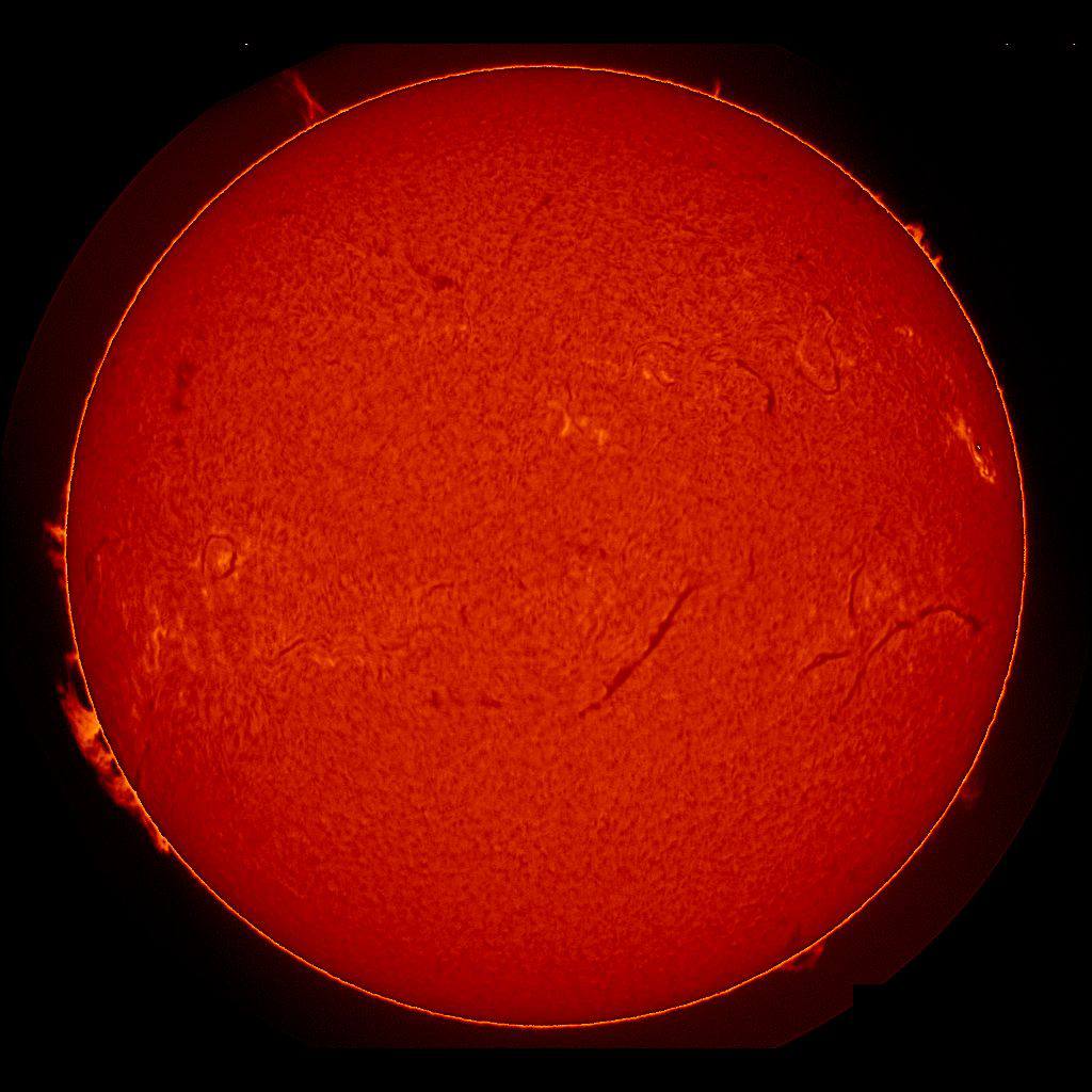 Солнечная активность упала до самых низких значений за последние 2 года Чем она ниже тем меньше шансы увидеть северное сияние После бурного начала 2026 года активность Солнца снизилась В Лаборатории солнечной астрономии ИКИ и ИСЗФ сегодня ночью сообщили что индекс солнечной активности находится на нулевом уровне впервые с апреля 2024 года Есть вероятность что северные сияния будут радовать нас реже Впрочем в Арктике их может быть видно даже при невысокой солнечной активности Фото Лаборатория солнечной астрономии ИКИ и ИСЗФ На Мурманск Всё о Кольском полуострове