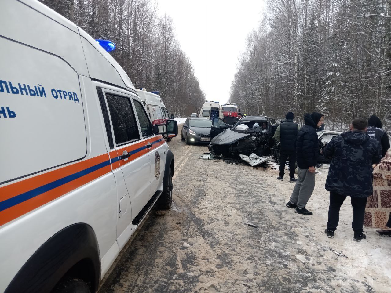 Появились первые кадры с места жуткой аварии в Краснобаковском районе. Судя по фото, машины буквально превратились в груду металла.  Спасателям пришлось деблокировать пострадавших из искореженных легковушек.  Фото: ГУ МЧС по региону