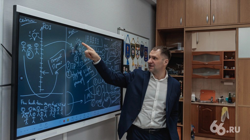 Новым ректором УрФУ стал Илья Обабков, сообщил источник .RU в вузе До сих пор он возглавлял Институт радиоэлектроники и информационных технологий. От комментариев Обабков отказался: «Давайте дождемся официальных заявлений министерства» Осведомленные собеседники .RU говорят, что ситуация с Обабковым — уникальная. Обычно специалист, которого решили поставить ректором, сначала работает в статусе исполняющего обязанности. Обабков станет главой вуза, минуя этот этап. О грядущей смене ректора в УрФУ было известно еще в апреле. Виктор Кокшаров, руководивший вузом последние 15 лет, станет президентом УрФУ. Эту должность возродили специально для него. Новости из Екатеринбурга