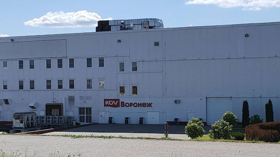 Акционер KDV продаёт долю Ранее акции холдинга принадлежащие основателю Денису Штенгелову и его жене были национализированы Государство могло получить долю более чем в 80 но часть акций осталась у миноритарных акционеров Один из таких миноритариев Игорь Семёнов решил выйти из бизнеса Он направил уведомление в АО Кондитерус Ком о намерении продать свою долю третьему лицу Ни размер доли ни сумма возможной сделки не раскрываются У Росимущества либо других миноритариев есть два месяца чтобы реализовать преимущественное право на покупку При этом ни у Семёнова ни у остальных акционеров доли не арестованы и не заложены что позволяет свободно выставлять их на продажу Предполагаем что это и будет происходить в ближайшие месяцы АиФ Томск пишет что уведомление свидетельствует о наличии покупателя и как следствие об инвестиционной привлекательности KDV Мы же не исключаем что покупателем может стать Росимущество чьей целью теперь будет заполучить холдинг целиком   FMCG Report