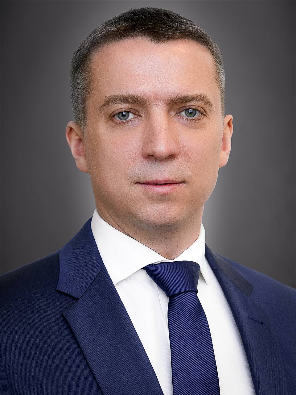 Евгений Варов назначен председателем Комитета по развитию транспортной инфраструктуры Санкт Петербурга На этот пост его назначил губернатор Александр Беглов 6 октября на рабочем совещании с членами городского правительства глава города поздравил его с назначением и распорядился вручить ему служебное удостоверение Ранее Евгений Варов занимал должность заместителя председателя Комитета по развитию транспортной инфраструктуры временно исполнял обязанности председателя Фото КРТИ Вечерний Санкт Петербург