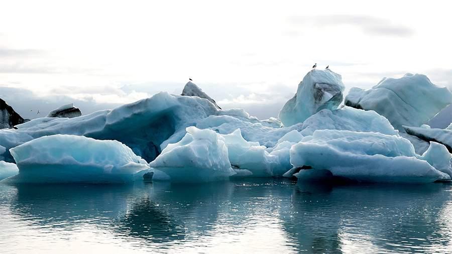 К концу века Земля может потерять до 180 000 ледников из за глобального потепления Климатологи предупреждают что при сохранении текущих тенденций планета будет ежегодно терять от 2 000 до 4 000 ледников Наиболее уязвимы горные ледники Альп Кавказа Скалистых гор и Анд При росте температуры до 4 градусов общее число ледников может сократиться с 200 000 до 18 000 Это грозит серьезными проблемами для экосистем и доступа к пресной воде во многих регионах мира