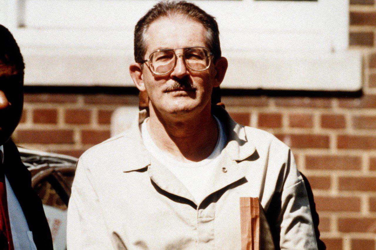 В Федеральной тюрьме Камберленда штат Мэриленд на 85 году жизни скончался один из самых знаменитых шпионов КГБ в США Джеймс Олдридж Эймс Эймс находился в заключении с 1994 года тогда бывшие кгбэшники типа бакатиных с радостью сдавали американцам всю свою агентуру В шпионской классификации Эймса можно было отнести к числу инициативников за деньги никакой идеологии чистый заработок В сентябре 1983 года получил должность начальника контрразведывательного отдела советского отделения ЦРУ с доступом к самым сокровенным тайнам американской разведки работающей по направлению Восточной Европы и СССР Бриллиант среди шпионов С его помощью в СССР были разоблачены более двух десятков американских агентов раскрыты планы более 50 секретных операций в России Европе и Латинской Америке Не бесплатно Эймс получил за это более 2 5 миллионов долларов США 21 февраля 1994 года главный шпион КГБ был арестован причин была масса непонятное происхождение финансовых средств подозрения в шпионаже и как водится предательство