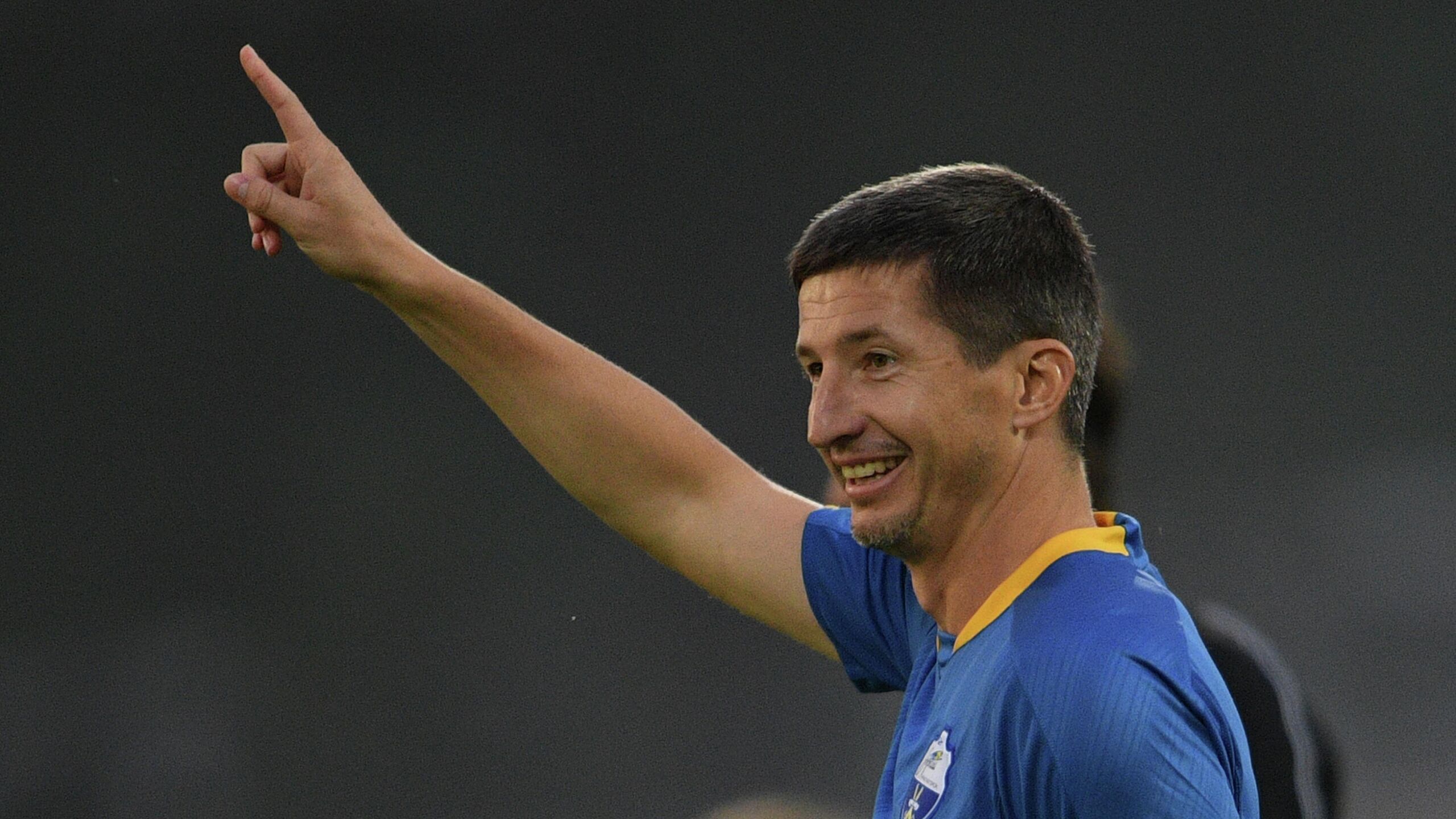 Экс полузащитник ЦСКА и сборной России по футболу Алан Дзагоев в разговоре с РИА Новости сообщил что его бывший одноклубник Евгений Алдонин который продолжает борьбу с онкологией держится бодрячком Ранее стало известно что у Алдонина выявлено онкологическое заболевание требующее длительного и дорогостоящего лечения в Германии В субботу в Москве проходит турнир по паделу в поддержку экс капитана сборной России Его призовой фонд будет направлен на лечение бывшего футболиста Важно что такой турнир проходит Мы с Женей последний раз общались недели две три назад Рассказал о своем состоянии он бодрячком Надеюсь все будет хорошо и мы увидим Евгения и на падел кортах и на футболе сказал Дзагоев Он машина в этом плане Мы его всячески поддерживаем Сроки его возвращения в Россию непонятны он специально не летает туда обратно Иммунитет должен быть добавил собеседник агентства