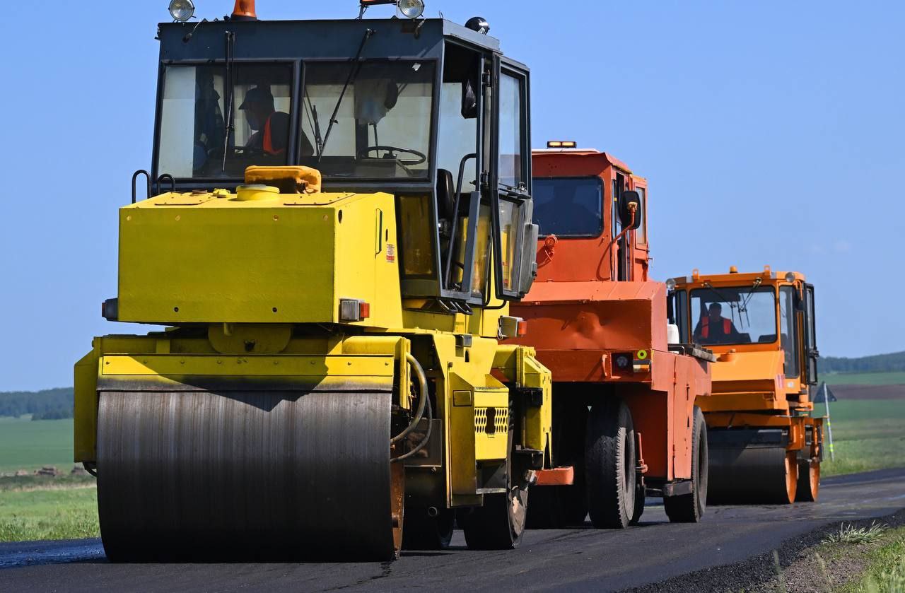 До конца 2025 года в Донецкой и Луганской народных республиках Херсонской и Запорожской областях пройдут работы по восстановлению дорожного покрытия на нескольких участках трасс а также искусственных дорожных сооружениях На эти цели Правительство РФ выделило почти 5 4 млрд рублей С помощью средств будет обновлено не менее 31 км различных участков дорог PROtransport