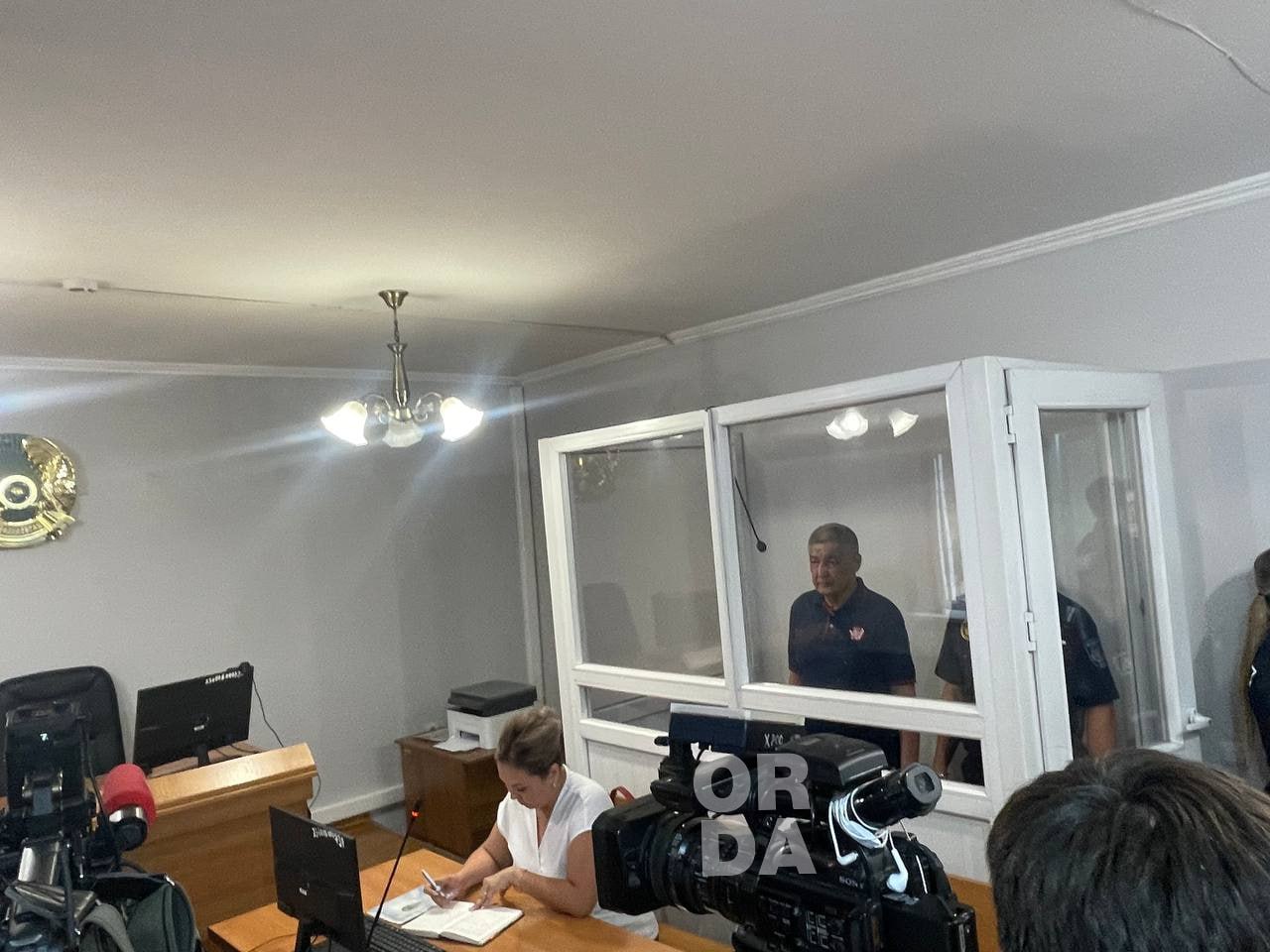 Дело о захвате заложницы в аэропорту: суд вынес приговор — Баратов получил 11 лет 7 марта в аэропорту Алматы 67-летний Машрапбек Баратов взял в заложницы сотрудницу службы досмотра. Полиция пыталась провести переговоры, но героизм проявил очевидец Муса Абдраим. Баратова начали судить месяц спустя. Ему предъявили обвинение по трём статьям: «Захват заложника». «Хулиганство с применением оружия». «Ложное сообщение об акте терроризма». Несмотря на то, что подсудимый признал вину, суд оказался в замешательстве. После нападения на сотрудницу Баратов никаких требований не выдвигал. А по статье о захвате заложников необходимо наличие чётких требований со стороны агрессора. Спасителя девушки, Мусу Абдраима, признали потерпевшим. Однако мужчина протестовал — Муса заявил, что не имеет никаких претензий к Баратову. Все участники процесса заявляли, что расследование провели с нарушениями. Поэтому дело вернули в прокуратуру. После дополнительного расследования процесс возобновили. Статьи обвинения оставили без изменений. Вчера 15 июля государственные обвинители запросили для Баратова 10,5 лет лишения свободы. В последнем слове подсудимый извинился перед потерпевшими и попросил суд учесть его пенсионный возраст. 16 июля суд приговорил Машрапбека Баратова к 11 годам тюрьмы.