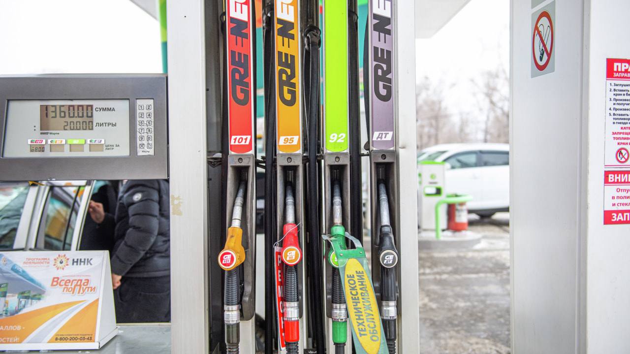 В Госдуме предложили установить мораторий на повышение цен на бензин Председатель партии Справедливая Россия Сергей Миронов предложил рассмотреть вопрос об установлении временного моратория до 1 октября 2026 года Это касается бензина АИ 92 АИ 95 и дизельного топлива Прочитать статью полностью Подписаться на DVHAB Написать в DVHAB