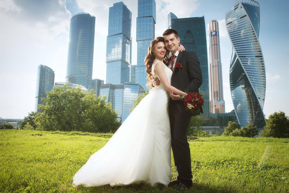 В Москве организация свадьбы на 50 70 гостей в 2026 году обойдётся от 2 75 до 7 млн рублей Ожидается рост цен на 10 15 из за увеличения гонораров артистов и подрядчиков Камерные торжества на 20 30 гостей с минимальной программой и декором будут стоить 1 1 5 млн рублей