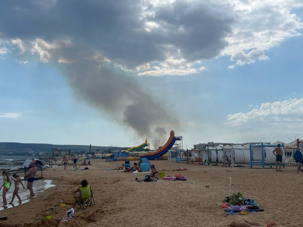 Сухая трава горит в селе Виноградное возле Феодосии. Площадь пожара — 250 "квадратов", рассказали в республиканском главке МЧС России.