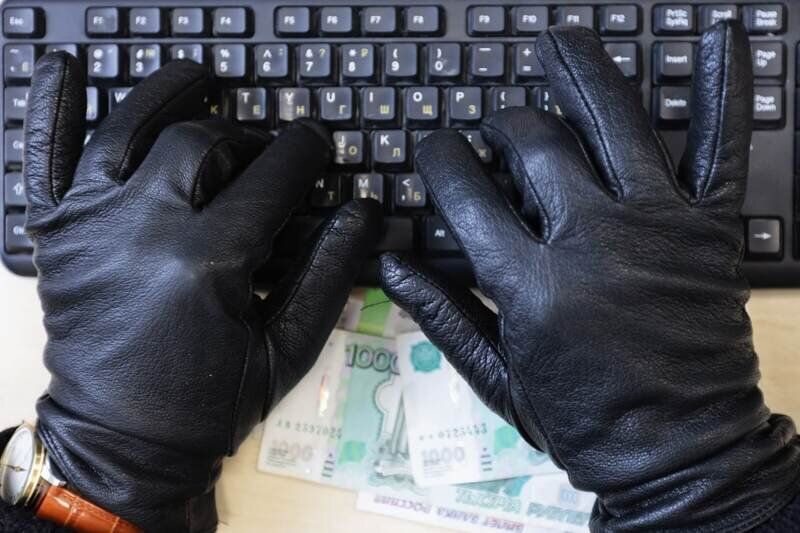 Пожилая крымчанка перевела псевдоврачам почти 1,5 млн рублей На прошлой неделе в Крыму жертвами дистанционных мошенников стали 66 граждан, общая сумма ущерба составила более 22 миллионов рублей, сообщили в пресс-службе МВД Крыма. В частности, по схеме "ваш родственник попал в беду" обмануты оказались 7 человек. Так, 73-летней жительнице Феодосии постоянно названивали то от имени врачей, то от имени правоохранителей и убеждали в том, что ее дочь стала виновницей ДТП, в котором серьезно пострадал другой человек. "Чтобы избежать уголовного преследования дочери, женщине предложили передать крупную сумму наличных доверенному лицу. Взволнованная пенсионерка вручила приехавшему курьеру 1 миллион 400 тысяч рублей. Лишь спустя некоторое время поняла, что стала жертвой мошенников и обратилась в полиц... Подробнее>>>
