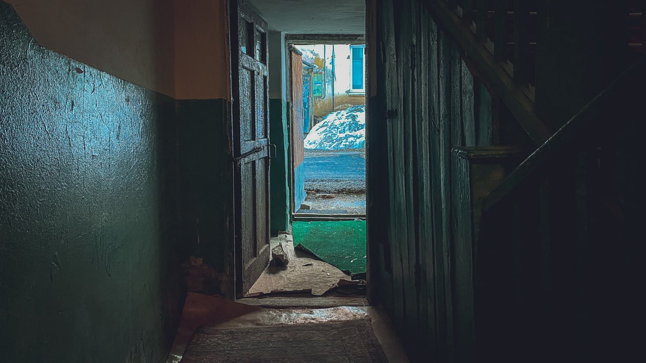 Жесткий урок в Нижнем Тагиле за фиктивную прописку можно лишиться дома Суд вынес суровый приговор местному жителю Он помог двум знакомым оформить регистрацию в своем доме где те никогда не жили Мужчина прописал сначала гражданку Таджикистана а затем гражданина России в своем доме в Пригородном районе Дом был непригоден для проживания а зарегистрированные лица в нем не находились Суд оштрафовал его на 110 тысяч рублей Но главное постановил конфисковать сам дом использованный для преступления в пользу государства Это жилье не было для мужчины единственным что и позволило применить конфискацию Дело рассмотрено в особом порядке по просьбе подозреваемого Приговор еще можно обжаловать Присылайте фото видео и новости OSTagilCity bot