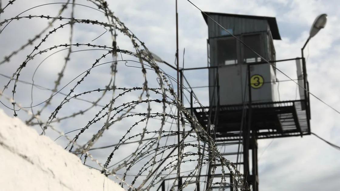 В следственном изоляторе Алматы скончался судья В следственном изоляторе Алматы умер арестованный мужчина По информации блогера Михаила Козачкова умерший судья специализированного межрайонного суда по административным правонарушениям Дастан Слямкулов В КУИС факт смерти следственно арестованного подтвердили но фамилии не назвали Предварительная причина смерти острая сердечная недостаточность Факт смерти зафиксирован на камеру видеонаблюдения По данному факту проводится проверка сообщили в комитете В октябре 2024 года сообщалось что в отношении судьи специализированного суда по административным правонарушениям проводят расследование В КНБ рассказали что судью подозревают в мошенничестве и получении взятки НовостиКазахстана новости Алматы судья следственныйизолятор СИЗО суд Telegram Instagram TikTok