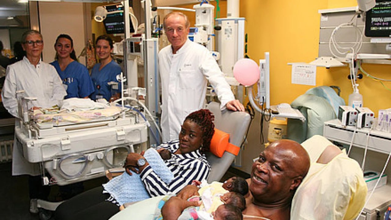 Медицинское чудо пятерняшки родились в одной из клиник Берлина Пятеро детей две девочки и три мальчика появились на свет в конце сентября в клинике Charitе Роды прошли при помощи кесарева сечения на 28 й неделе беременности Такие роды уникальный медицинский случай и требуют максимальной слаженности действий Для операции сформировали междисциплинарную команду в которую вошли 25 специалистов рассказал директора отделения акушерства и перинатальной медицины клиники Вольфганг Хенрих Он добавил что рождение пятерняшек чрезвычайное событие даже для ведущего центра Германии По статистике шансы забеременеть пятернёй составляют один случай на 50 60 миллионов В Германии подобные роды происходят реже одного раза в 10 лет Все пятеро малышей чувствуют себя хорошо и прибавляют в весе Пока за ними наблюдают врачи но как только они окрепнут родители заберут их домой В начале сентября знаменитые сиамские близнецы Эбби и Бриттани Хенсел стали мамами О новости узнали случайно благодаря фото опубликованному папарацци Фото сайт клиники t me orda kz