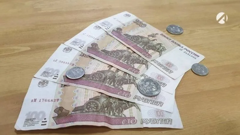 Большинство россиян не доверяют пенсии фондам Большинство россиян уверены что обеспечивать их старость должно именно государство а не частные фонды или личные накопления пишут Известия со ссылкой на исследование Финансового университета Почти треть опрошенных 32 просто не могут откладывать деньги на будущее свободных средств на это нет А те у кого они есть не спешат доверять их негосударственным пенсионным фондам НПФ и страховым компаниям Индекс доверия к НПФ составил минус 18 пунктов к страховщикам минус 12 2 Люди боятся что правила игры изменятся накопления обесценятся а прибавка к пенсии окажется слишком маленькой Гораздо надёжнее россиянам кажутся государственный Соцфонд и корпоративные пенсионные программы от работодателя Впрочем в Банке России отмечают что интерес к долгосрочным сбережениям всё же растёт на начало 2026 года больше 50 млн человек уже копят через НПФ а почти 12 млн участвуют в программе долгосрочных сбережений Астрахань 24 в МАХ