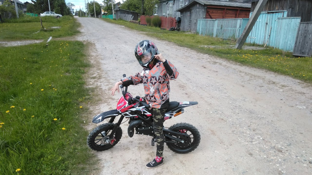 В Госдуме хотят запретить детям покупать питбайки и бензин к ним Такой законодательный проект планируют в ближайшее время внести в Госдуму Инициатива о запрете питбайков начала звучать на фоне того что в текущем году на тридцать процентов возросло количество аварий с участием подростков на этом типе транспорта Причем половина из них закончилась смертью Если закон будет принят что подростки смогут кататься на питбайках только на специальных площадках Исключение сделают только для тех кто окончил мотошколу и использует питбайк не для экстремальных развлечений на дороге а для занятий спортом Russia News Подпишись