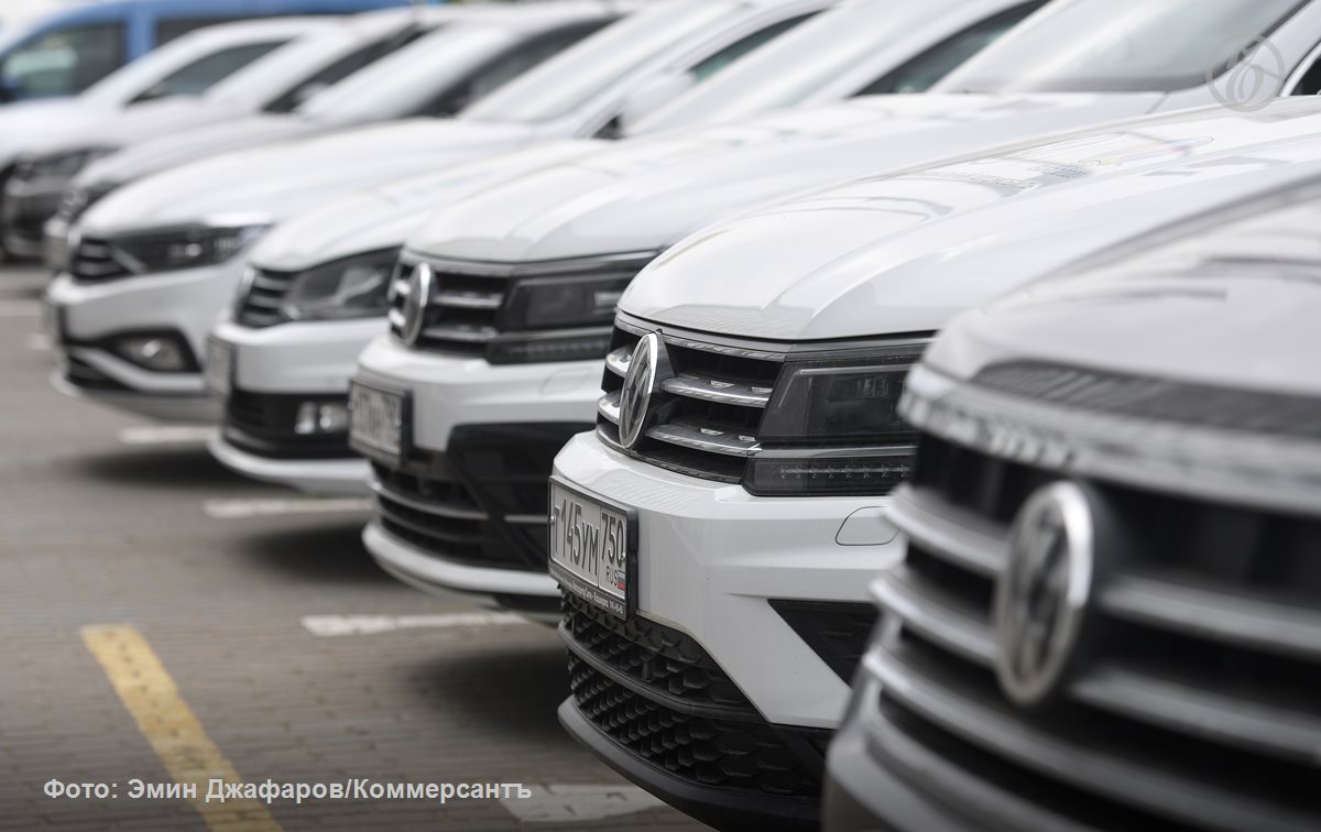 Российский кредитор хочет обанкротить немецкий автоконцерн Volkswagen. Заявление о банкротстве в Арбитражный суд Москвы намерено подать АО «Камея». Долг Volkswagen AG перед российской компанией составляет 16,9 млрд руб.  Соответствующие права требования к Volkswagen AG, следует из материалов судов, «Камея» приобрела у АО «Автомобильный завод НАЗ» за 120 млн руб. Компания требовала от Volkswagen AG компенсации убытков, возникших в результате разрыва соглашения о контрактной сборке Skoda и VW на ГАЗе.  Юристы оценивают шансы на возбуждение дела как невысокие, указывая на отсутствие в России имущества ответчика. Однако кредитор может попытаться обратить взыскание на активы российского дилера Porsche.  #Ъузнал