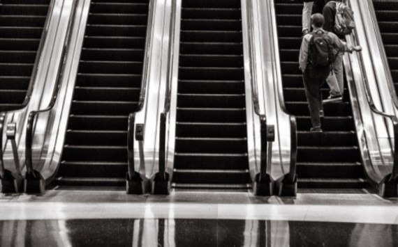 Ефимов монолитные конструкции на станции Рижская готовы на 70   globalmsk ru news id 78024 Большая кольцевая линия метро вскоре дополнится новыми монолитными конструкциями Они возводятся на станции Рижская во втором вестибюле Об этапах готовности сооружения рассказал Владимир Ефимов вице мэр столицы по градостроительству Монолитные конструкции сделаны из железобетона и имеют вид эскалаторного тоннеля Сама станция располагается на Рижской площади По проекту у нее два вестибюля через которые можно выйти к платформам Также они позволяют попасть на остановки наземного транспорта и в жилые микрорайоны Второй объект появится в месте пересечения Проспекта Мира с Водопроводным переулком Из наземного вестибюля на станцию будет вести наклонный тоннель с четырьмя эскалаторами которые станут одними из самых длинных в столичном метрополитене Для его возведения необходимо свыше 1 1 тысячи кубометров бетона и около 360 кубометров железобетонных конструкций Сейчас работы завершены на 70 проце