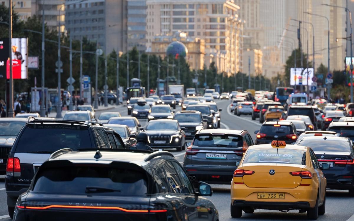 Топ менеджеры Европлана не будут продавать свои акции Альфа Банку Топ менеджеры Европлана которые являются миноритарными акционерами компании объяснили решение тем что личное участие и увеличение доли владения акциями является мощным стимулом для достижения лучших результатов компании Таким образом у менеджмента Европлана есть значимый личный интерес в успехе компании что мотивирует сохранять ее сильной готовиться к возможному росту рынка и принимать рациональные решения для развития подчеркнули в компании Альфа Банк после закрытия сделки по покупке 87 5 акций Европлана у инвестхолдинга ЭсЭфАй должен направить предложение о выкупе акций у миноритарных акционеров лизинговой компании По данным на конец третьего квартала 2025 года топ менеджмент владеет более 10 акций в свободном обращении или около 1 2 от их общего количества Подробнее Топ менеджеры Европлана не будут продавать свои акции Альфа Банку Подписаться на Сам ты инвестор