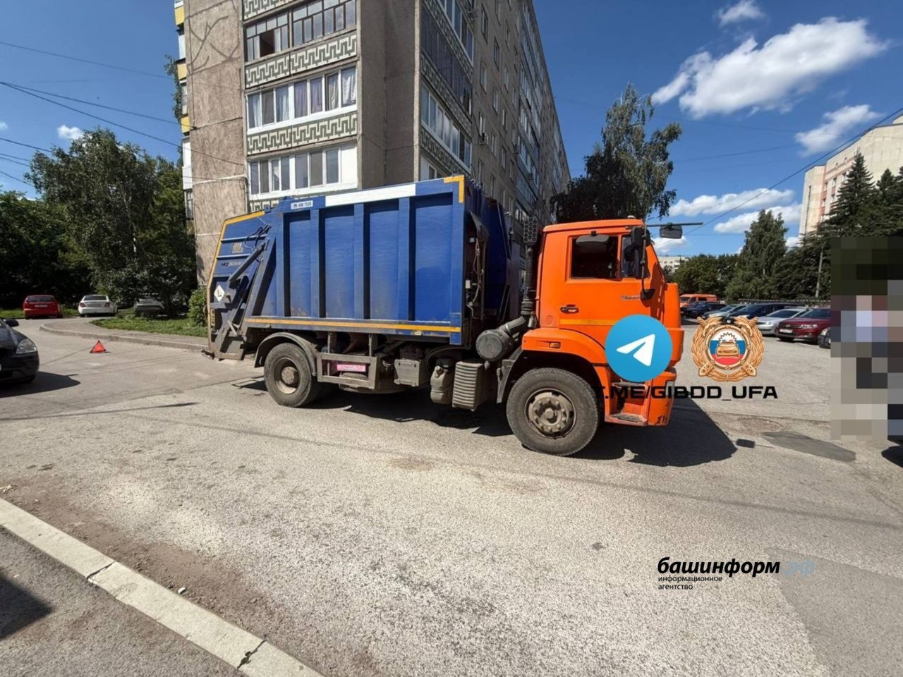 В Уфе мусоровоз сбил дедушку В Кировском районе Уфы водитель мусоровоза «КамАЗ», 1984 г. р., сбил 86-летнего пешехода при заезде на дворовую территори задним ходом с улицы Батырской. Пострадавшего доставили в больницу с травмами, оказали помощь и отпустили домой. Моя Уфа. Подписаться Прислать новость