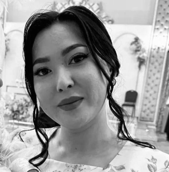 В Талдыкоргане вынесли приговор по громкому делу об убийстве Айзат Джумановой Суд признал её мужа Айбара Жанболата виновным Ему дали 14 лет Напомним трагедия произошла 22 июня 2025 года Согласно данным досудебного расследования жительница села Баласаз была доставлена в больницу с тяжёлыми травмами где в реанимации позднее скончалась Судмедэкспертиза зафиксировала тяжёлые травмы закрытую черепно мозговую травму отёк мозга переломы основания черепа конечностей и таза а также следы волочения по грубой поверхности Муж Айзат заявлял ранее что женщина выпала из окна делая селфи Подробнее о трагедии и самих судебных заседаниях мы писали в нашем втором телеграм канале