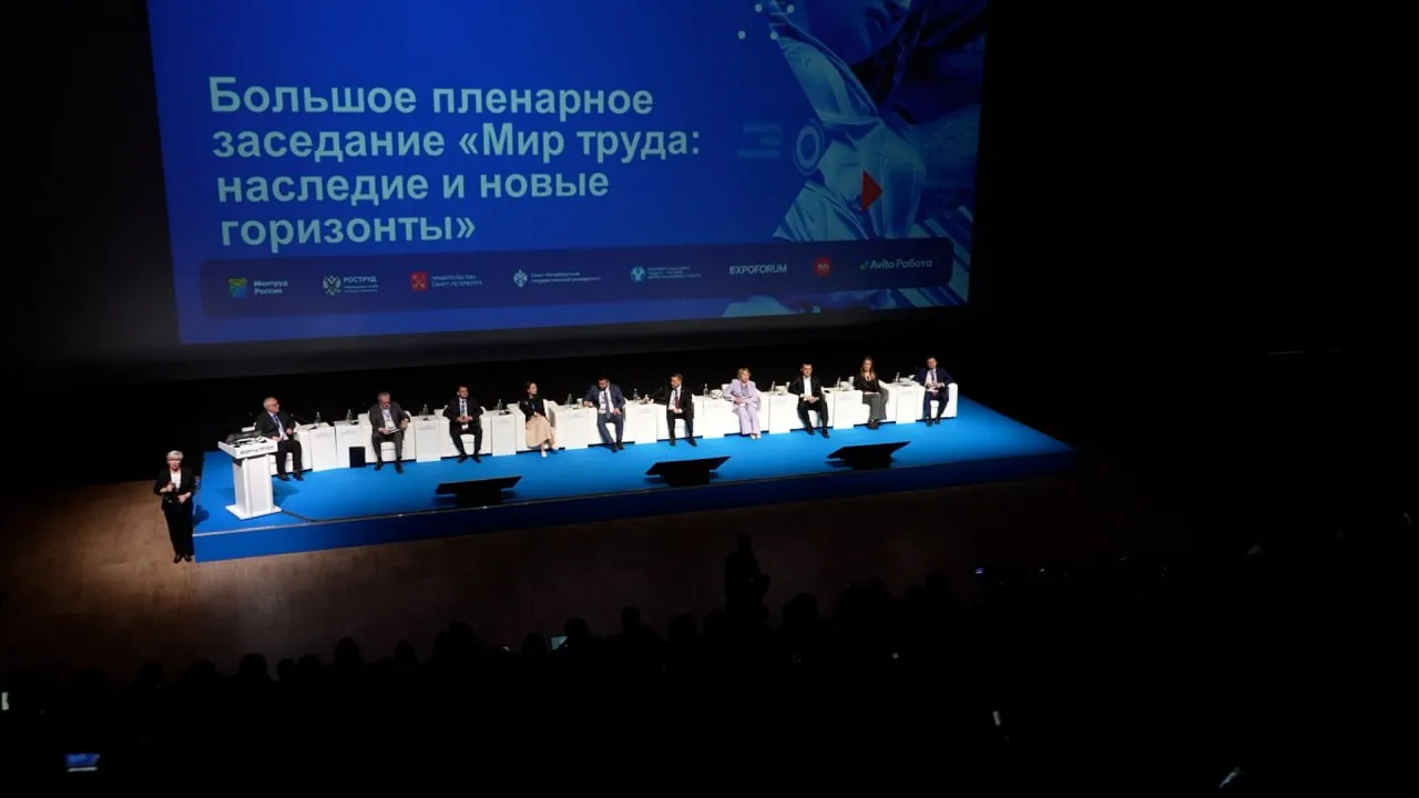 Петербургский международный форум труда собрал более 10 тысяч участников Вопросы занятости обсуждают представители власти бизнеса общественники и эксперты Отдельный трек посвятили молодежной занятости Основная задача показать молодому человеку возможности где он может себя проявить Это не только рабочие специальности мы расширяем свою линейку Ребята проводят практики в налоговой инспекции и в профильных учреждениях где требуются абсолютно различные навыки подчеркнул председатель комитета по труду и занятости населения Петербурга Василий Пониделко Международный форум труда завершится 10 апреля В этом году мероприятие проводят в десятый раз Фото скриншот с видео Город Подпишись на Город Telegram MAX ВК
