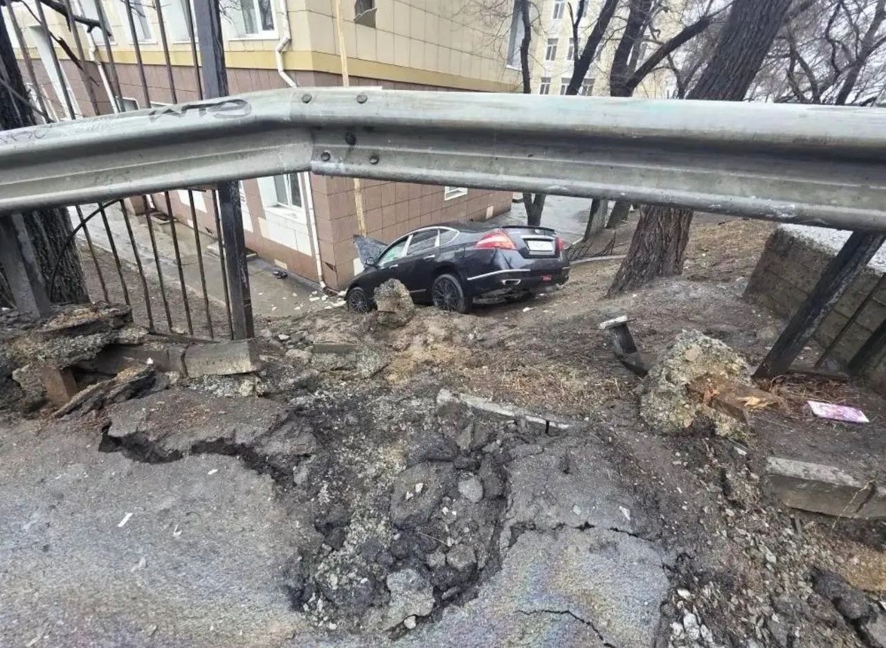 Пролетел забор школы и исчез во Владивостоке водитель устроил жёсткое ДТП и сбежал Во Владивостоке на проспекте 100 летия водитель Nissan Teana после столкновения с Toyota Yaris буквально вылетел с дороги снес леера и двухметровый забор школы 38 и скатился на её территорию после чего просто покинул место аварии и исчез по данным полиции в ДТП никто не пострадал автомобиль эвакуировали на штрафстоянку а на водителя составили материал за оставление места ДТП сейчас его разыскивают NEWS VL в MAX прислать новость