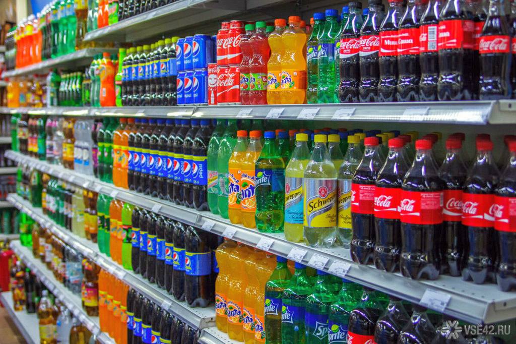 Общественная палата выступила с инициативой ограничить рекламу и продвижение сладких напитков чтобы снизить потребление сахара среди населения Предлагается обязать производителей крупно указывать информацию о вреде газировки соков нектаров и морсов на этикетках Кроме того планируется выделить эти продукты на отдельные полки в магазинах обозначенные красными ценниками чтобы привлечь внимание к их потенциальному негативному влиянию на здоровье Инициатива направлена на борьбу с ожирением и другими заболеваниями связанными с избыточным потреблением сахара Подпишись на нас в МАХ