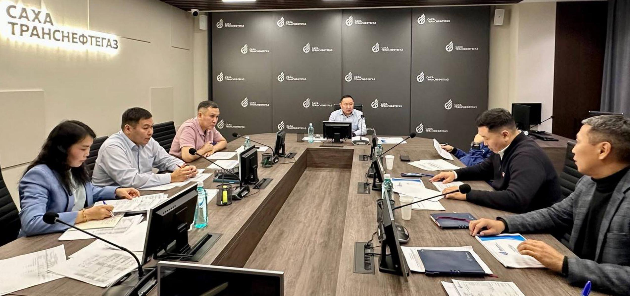 Компания Сахатранснефтегаз продолжит в 2026 году строительство новых и замену старых газопроводов На данный момент по итогам 2025 года достигнуты рекордные показатели строительства газовых сетей за год построено порядка 1300 километров сетей Руководитель компании Алексей Колодезников поручил актуализировать программу энергосбережения и сформировать структуру подразделений в компании которые будут заниматься поставкой газа и обслуживать газовые сети в Южной и Западной Якутии что необходимо для безопасной транспортировки и подачи газа объектам газопотребления в Алданском Нерюнгринском Ленском и Олекминском районах начиная с 2026 года Тем самым реализация программы газификации Южной и Западной Якутии набирает обороты Подписывайтесь на ТР в MAX ВКонтакте Telegram