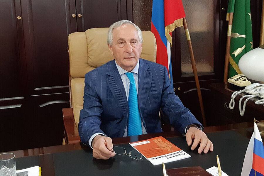 Появились подробности о миллиардном состоянии бывшего председателя Верховного суда Адыгеи В Краснодаре суд арестовал троих ответчиков по иску Генпрокуратуры об изъятии у бывшего председателя Верховного суда Адыгеи Аслана Трахова активов стоимостью 2,5 миллиарда рублей. Каплан Коблев, Алексей Еремышко и Александр Агеев взяты под стражу. Коблев был женат на дочери Трахова и не имел официальных доходов. Но с 2022 по 2025 год он приобрел свыше 500 объектов недвижимости, кадастровая стоимость которых превышает 1,1 миллиарда рублей. Часть этих активов Коблев продал. В его собственности осталось имущество на 600 миллионов рублей. Агеев, как установили прокуроры, участвовал в сделке с долями торгового комплекса «Монарама Адыгея», который перешел в собственность дочери судьи и ее бывшего мужа Коблева. Как связан Еремышко с семьей Трахова, не раскрывается. Генпрокуратура требует конфисковать у семьи бывшего главы Верховного суда Адыгеи 100 объектов недвижимости на сумму 2,5 млрд рублей. свои фото, видео и истории присылайте нашему боту Краснодар Телетайп Подписаться