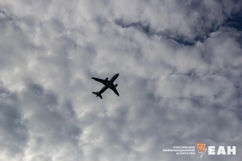 Авиарейсы из Краснодарского края в Челябинск задерживаются после атаки беспилотников В аэропорт с опозданием прибудут самолеты из Сочи и Краснодара Такая информация указана на онлайн табло авиагавани Борт авиакомпании Уральские авиалинии должен был прилететь из Краснодара в Челябинск накануне в 21 50 Новое время прибытия 14 55 Также с опозданием почти в десять часов в Челябинске приземлится самолет авиакомпании Победа из Сочи Кроме того задержаны два рейса на вылет Накануне в аэропортах Сочи и Краснодара вводили ограничения на прием и выпуск воздушных судов За прошедшую ночь над акваторией Черного моря перехватили 28 беспилотников Также дежурными средствами ПВО уничтожены 17 БПЛА над территорией Краснодарского края Подписаться на канал ЕАН Челябинск