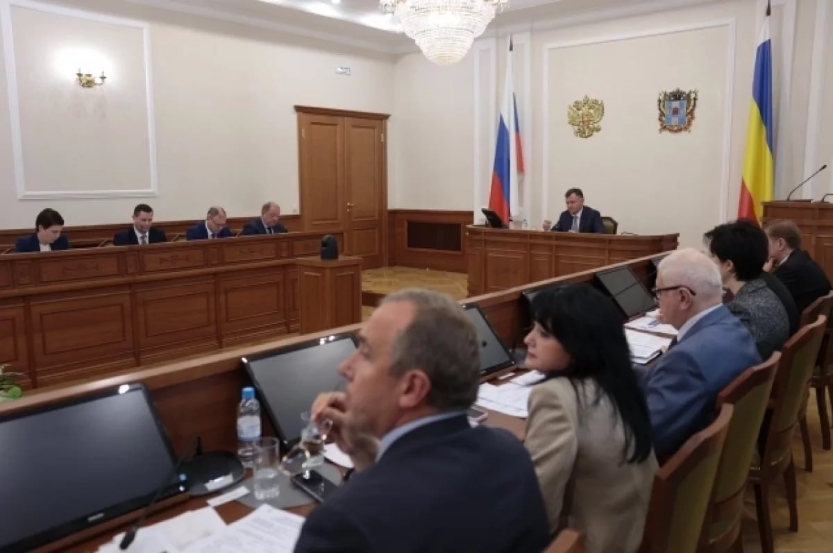 На Дону представили новые инвестпроекты на 50 млрд рублей На заседании совета по инвестициям рассмотрели и включили в перечень ключевых четыре новых проекта с общим капиталом свыше 50 млрд рублей сообщает пресс служба правительства региона Планируется что реализация каждого из проектов обеспечит рост экономики региона и создаст дополнительные рабочие места Крупнейший среди представленных проект компании Амирост предусматривает строительство современного комплекса переработки кукурузы мощностью 1250 тонн сырья ежедневно Комплекс разместится в Азове Объём капитальных вложений составляет 34 6 млрд рублей строительство планируют завершить до конца 2026 года создав порядка 800 рабочих мест Ещё одно крупное начинание реализует компания ЗаводТехно в Красносулинском индустриальном парке появится новый завод на площади 25 га производящий энергоэффективные стройматериалы На реализацию проекта планируется потратить более 5 млрд рублей Объект намерены ввести в эксплуатацию летом 2027 года обеспечив дополнительно около 150 рабочих мест Подробности в материале rostov aif ru AiFRostov max ru Rostov aif ru