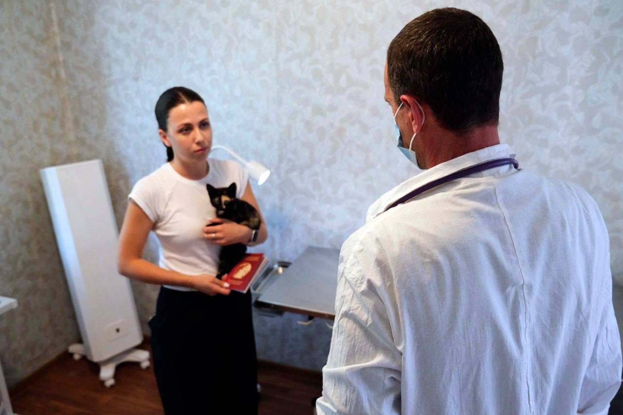 В преддверии Дня образования ветеринарно-санитарной службы Росгвардии специалист провел осмотр животных в Херсонской области Накануне профессионального праздника фельдшер ветеринарной службы Управления Росгвардии по Херсонской области организовал прием животных в ветеринарном кабинете поселка городского типа Новоалексеевка. Волонтеры и местные жители привезли на осмотр котят и щенков, оставшихся без попечения. Специалист проверил состояние здоровья животных, дал рекомендации по дальнейшему лечению и наблюдению, а также напомнил гражданам о правилах безопасности при контакте с бездомными животными. Кроме того, участникам акции вручили тематические памятки с полезной информацией по уходу за питомцами и профилактике заболеваний.