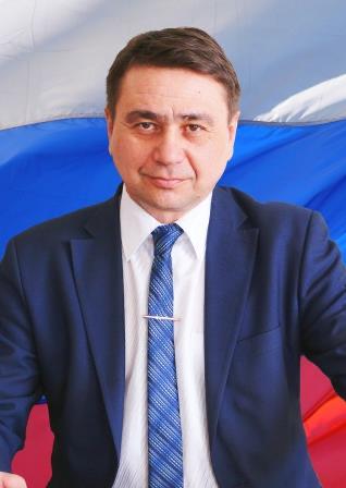 В администрации Кочевского округа идут обыски, главу задержали. Об этом сообщает источник URA.RU. Ранее прокуратура через суд требовала уволить главу округа Александра Юркина. Поводом для этого стали нарушения антикоррупционного законодательства. Его заместитель Светлана Петрова отдавала муниципальные контракты родственнику, а Юркин знал об этом и ничего не предпринимал. Суд отказался удовлетворить требования прокуратуры. По данным газеты «Звезда», также краевые власти начали проверку реализации программ переселения из аварийного жилья и предоставления квартир детям-сиротам. Кочевский округ оказался в числе аутсайдеров по темпам и качеству переселения. По данным издания, главе администрации в 2022 году уже указывали на недопустимость приобретения некачественных жилых помещений для детей-сирот. Подписаться Прислать новость