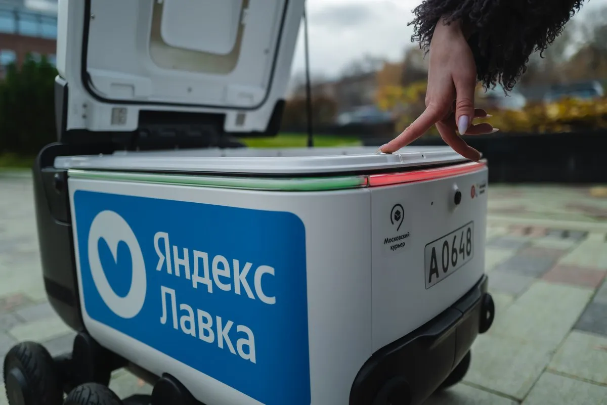 Яндекс запустил роботизированную доставку в четырех городах Подмосковья Химках Люберцах Одинцово и Долгопрудном Роботы доставщики привозят продукты повседневные товары и готовую еду из дарксторов Яндекс Лавки Больше новостей в Daily News VK