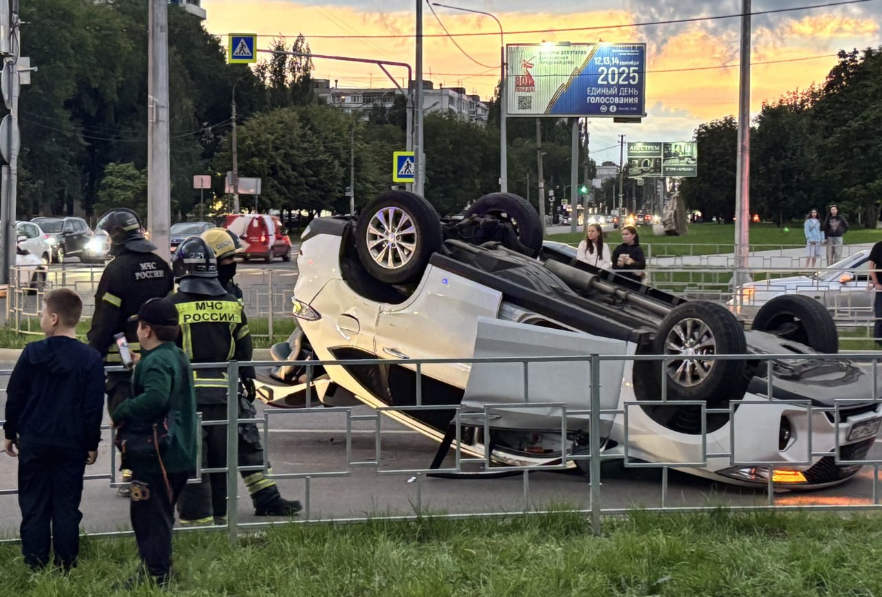 Водитель «Haval M6» и его 15-летний пассажир пострадали в столкновении с «Renault Logan» в Коминтерновском районе. ДТП произошло у дома №61 на улице Генерала Лизюкова накануне вечером, 12 августа. По данным полиции, 51-летний мужчина за рулём «Renault Logan» на регулируемом перекрёстке нарушил требование сигнала светофора и врезался в «Haval M6» под управлением 53-летнего воронежца. В результате столкновения второй автомобиль перевернулся на крышу. Пострадавших с травмами доставили в больницу.