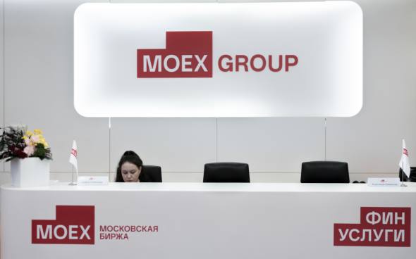 Более половины банков из топ-20 снизили ставки по вкладам за месяц В апреле ЦБ сохранил ключевую ставку на прежнем уровне — 21% годовых, но банки продолжили снижать доходность по депозитам. В «Финуслугах» подсчитали, как изменились ставки по вкладам спустя месяц после решения регулятора Подробнее на РБК: