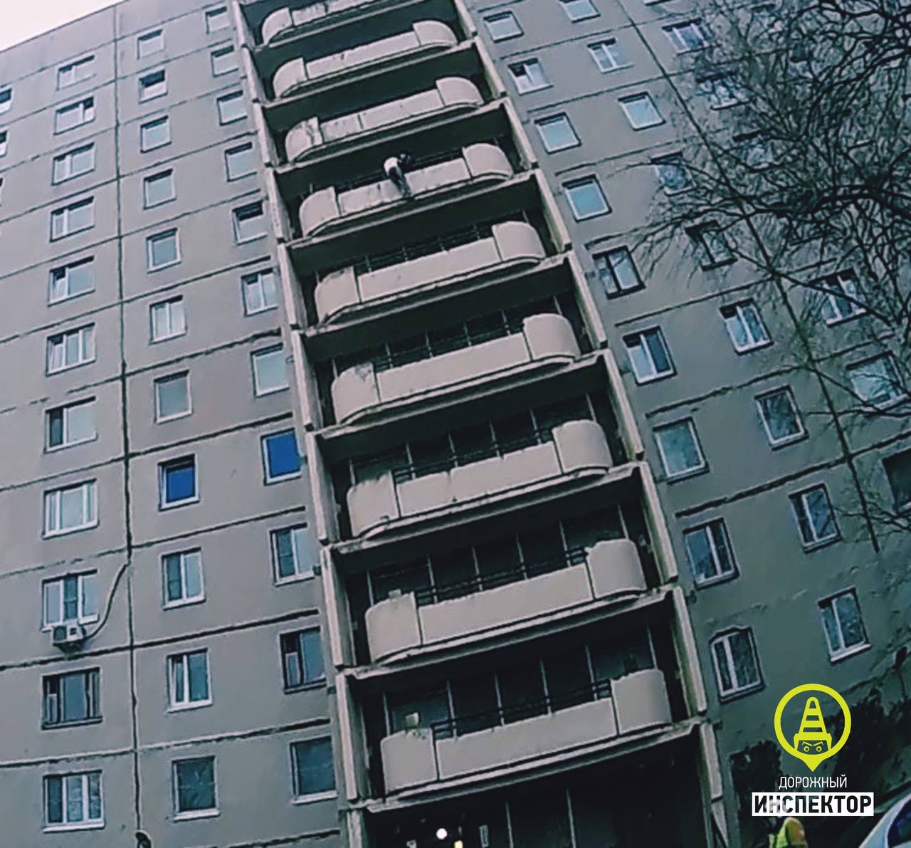 В Приморском районе спасли мужчину от суицида Рано утром 65 летний мужчина собирался спрыгнуть вниз с балкона 7 этажа На место оперативно прибыли сотрудники полиции которые выяснили что он оставил предсмертную записку и серьезно намеревался свести счеты с жизнью из за семейных проблем Переговоры шли сложно но в итоге удалось его затащить обратно на балкон и передать в руки медиков Подписаться ТГ MAX