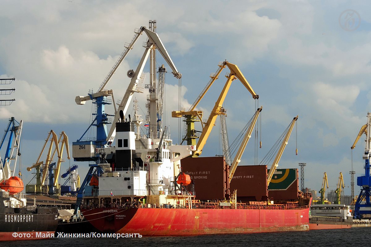 FESCO планирует запустить морскую линию между Петербургом и Бразилией в декабре Транспортная группа FESCO планирует запустить регулярную морcкую линию между Санкт Петербургом и портами Бразилии в декабре 2025 года Об этом на конференции Рынок лесосырья и продукции деревообработки 2025 заявил начальник отдела продаж экспортных перевозок компании Илья Каприцын пишет портал Infranews На маршрут Санкт Петербург Сантос Паранагуа Итапоа Рио Гранде Санкт Петербург выйдут два контейнеровоза вместимостью 1 7 тыс TEU эквивалент 20 футового контейнера каждый отметил господин Каприцын kommersant spb