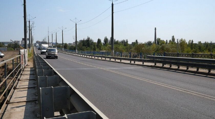 Специалисты ЛЭЛУА отремонтировали дороги на пяти улицах Луганска с начала года Специалисты Луганского эксплуатационно-линейного управления автодорог ЛЭЛУА отремонтировали дороги на пяти улицах столицы ЛНР с начала года. Об этом на брифинге в администрации города сообщила начальник департамента обеспечения жизнедеятельности Луганска Инна Сибирко. «На данный момент силами ЛЭЛУА выполнен и идет к завершению ремонт дороги на пяти улицах города объемом 36 215 кв. м, это улицы Артельная, Буденного, пересечение улиц Курчатова и 50-летия Образования СССР, объездная дорога от Оборонной до Андрея Линева, ж/д переезд на улице Цупова», — рассказала Сибирко. Она отметила, что администрация Луганска этом году заключила контракт с подрядной организацией «Сапсан» на ремонт улицы Коцюбинского. Начальник депар... Подробнее>>>