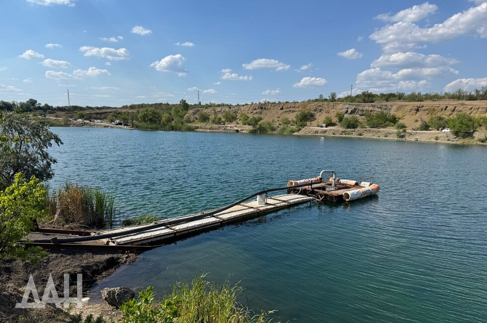 Донецк дополнительно получит воду из Ханжонковского водохранилища  Минстрой Донецкой Народной Республики отрапортовал о запуске в строй водовода из Манаховского карьера до Ханжонсковского водохранилища. Вода от сюда попадает в канал «Северский Донец – Донбасс» и питает Донецко-Макеевскую агломерацию, уточнили в пресс-службе министерства.  Между тем водовод был протянут в рекордные сроки – за две с половиной недели с лимитом в десять тысяч кубов в сутки. На фоне катастрофической нехватки воды в Донбассе это хотя и малая толика, но она в жару должна поддержать население региона.   Южная служба новостей