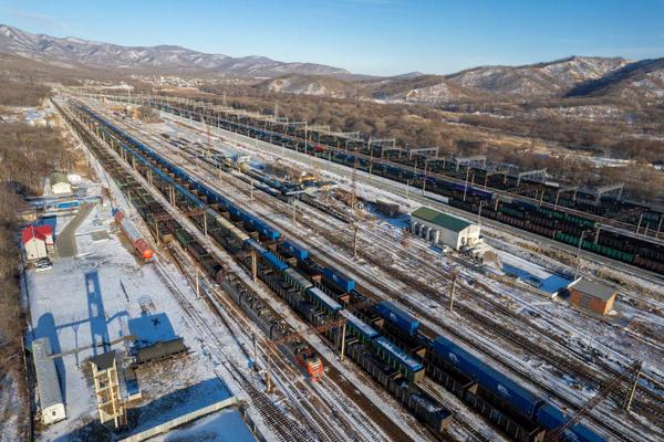 Вагоны пустеют руда спасает статистику Дальневосточная железная дорога в январе августе 2025 года погрузила 47 8 млн тонн грузов что на 4 9 меньше чем годом ранее Снижение впервые проявилось в феврале и продолжилось в последующие месяцы Погрузка угля уменьшилась на 4 до 23 3 млн тонн и составила 48 7 всего объёма Нефть и нефтепродукты сократились на 6 3 до 5 2 млн тонн лесные грузы на 8 9 до 1 7 млн тонн Чёрные металлы упали на 4 1 до 576 5 тыс тонн промышленное сырьё и формовочные материалы на 15 3 до 313 9 тыс тонн Одновременно выросла погрузка железной и марганцевой руды на 16 3 до 2 2 млн тонн Цветная руда и серное сырьё прибавили в 4 3 раза до 684 8 тыс тонн Зерно увеличилось в 1 3 раза до 103 7 тыс тонн По итогам августа общий объём составил 6 млн тонн что на 6 8 меньше чем год назад Грузооборот ДВЖД за 8 месяцев вырос на 2 5 до 162 4 млрд тарифных тонно километров БольшаяЛогистика железнаядорога грузоперевозки рельсыидороги LogisticsNews ЛогистическиеРешения транспорт