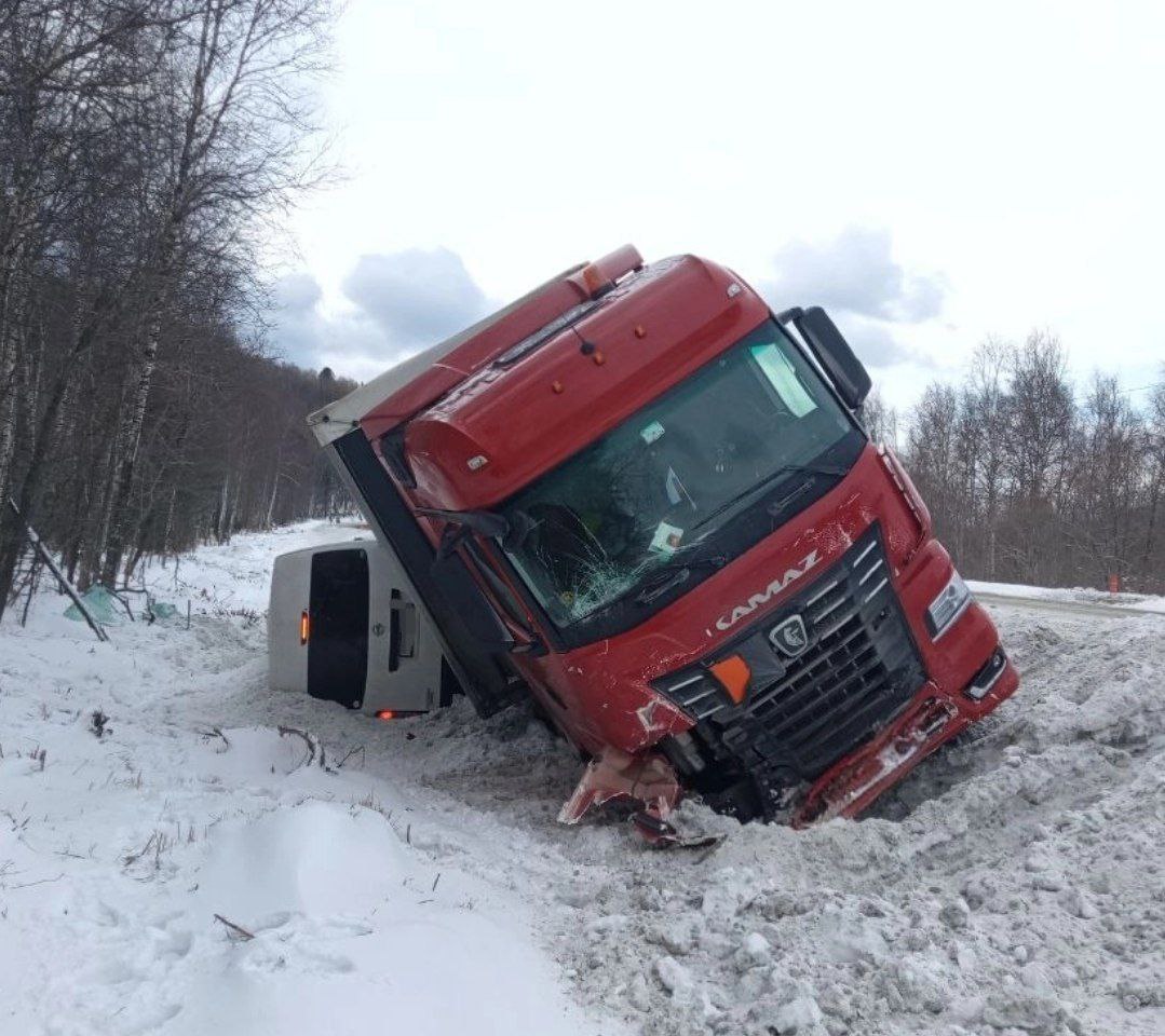 Плохие дорожные условия ведут к росту ДТП Вот снова человек погиб в ДТП с КАМАЗом в Бурятии Смертельное ДТП произошло в Кабанском районе Бурятии Камаз и микроавтобус столкнулись на 277 км федеральной трассы в районе г Бабушкин сообщает Кабанск инфо По предварительной информации автобусе который следовал не по маршруту находились 2 человека В результате ДТП один человек погиб еще один получил травмы Информация уточняется Новости Бурятии