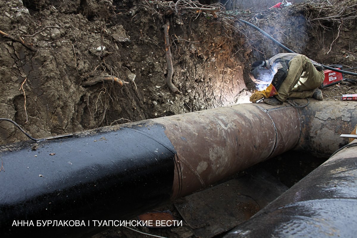 На сутки отключат холодную воду в Туапсе и некоторых селах Туапсинского округа 4 июня. Будут идти плановые работы на водопроводных сооружениях и сетях водоснабжения. Воды не будет с 8 часов 4 июня до 8 часов 5 июня 2025 года в Туапсе, селах Кроянское, Вольное, Дзеберкой, поселках пансионатов «Гизель-Дере» и «Южный», в поселке Пригородном, селах Мессажай, Холодный Родник, Заречье, Цыпке, Красном и хуторе Греческом. На время отключения водоснабжения в населенных пунктах установят емкости запаса воды, о местах установки будет проинформировано позже.