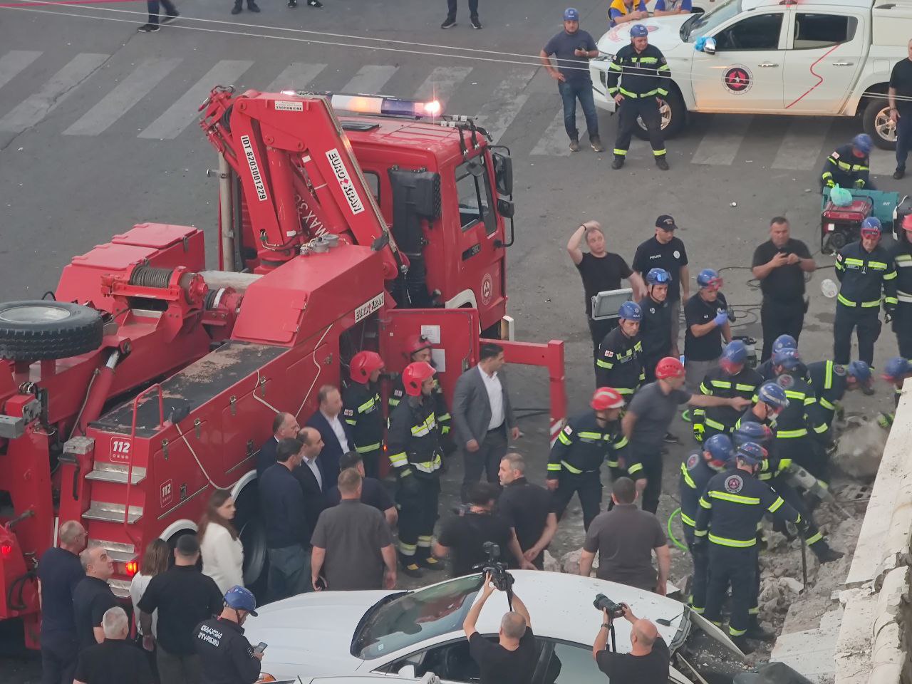 Из-под завалов у Вокзальной площади достали тело одного погибшего По сообщению Interpressnews, спасатели обнаружили тело погибшего человека там, где около часа назад обрушилась конструкция одного из жилых домов. Издание, ссылаясь на очевидцев, сообщает и о том, что как минимум три человека попали под завалы. На месте работают экстренные службы. Приехали и представители власти, в том числе мэр Тбилиси Каха Каладзе. Фото: Фёдор Даньшин / инстаграм фейсбук Paper Kartuli